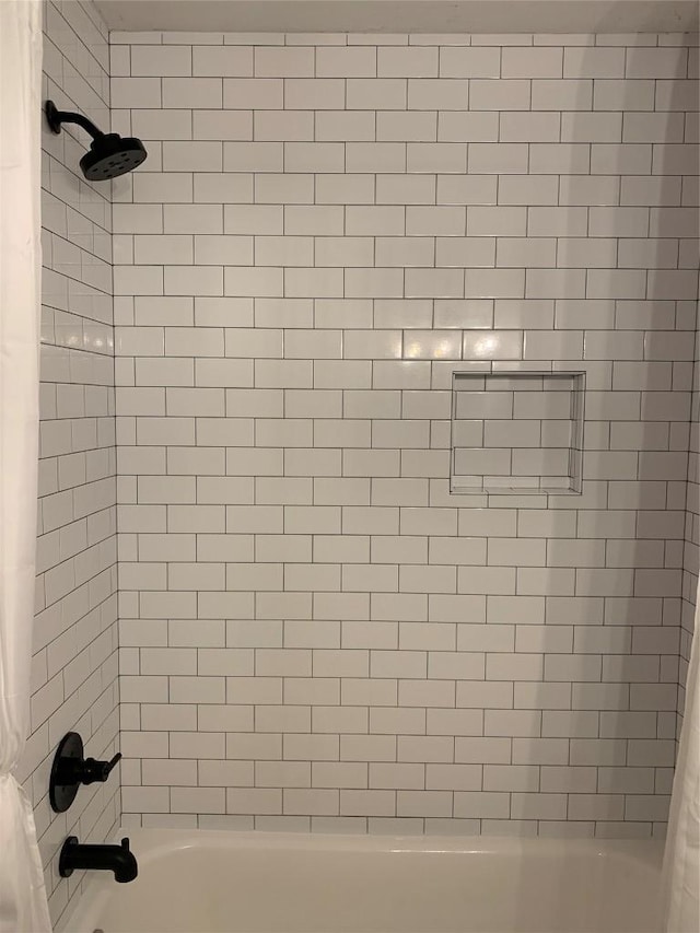 724 Woodcrest Cir, New Braunfels, TX 78130 - bathroom view of shower / tub combo