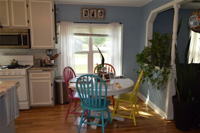 1200 NE 5th St, Smithville, TX 78957 - dining area featuring light wood finished floors and baseboards