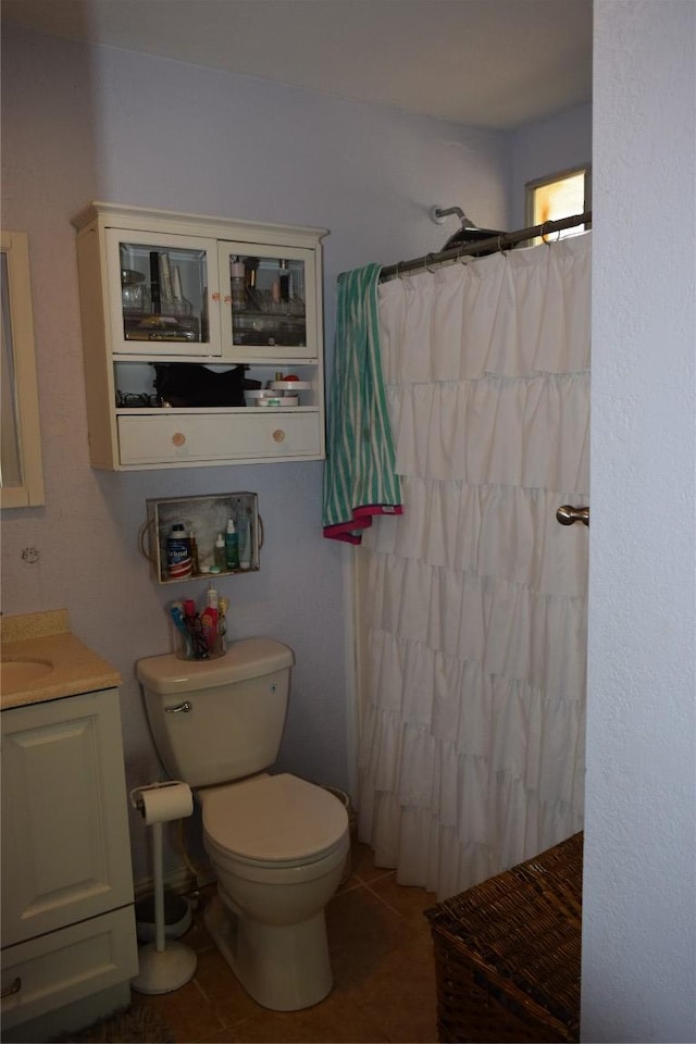 1200 NE 5th St, Smithville, TX 78957 - bathroom featuring tile patterned floors, curtained shower, toilet, and vanity