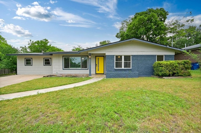 ranch-style house featuring a front yard