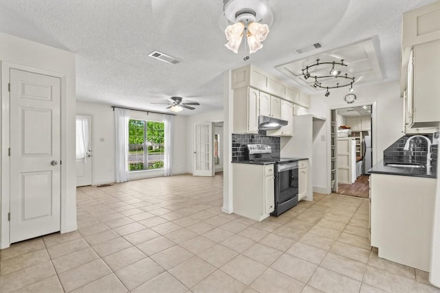 kitchen with visible vents, a sink, ceiling fan, under cabinet range hood, and electric stove