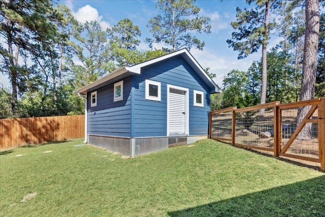 view of outdoor structure featuring an outdoor structure and a fenced backyard