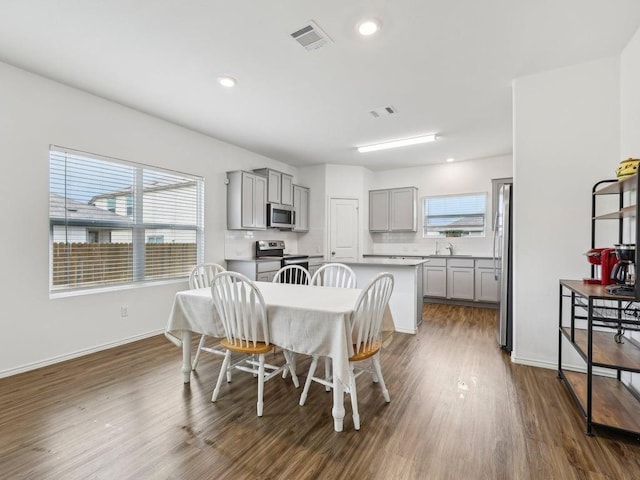 dining space featuring dark wood-style floors, recessed lighting, visible vents, and baseboards