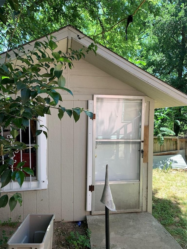 4811 Santa Anna St, Austin, TX 78721 - view of outdoor structure featuring fence and an outbuilding