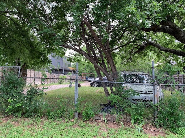 4811 Santa Anna St, Austin, TX 78721 - view of yard featuring fence
