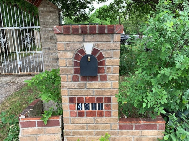 4811 Santa Anna St, Austin, TX 78721 - details featuring a gate and fence