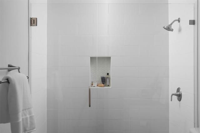bathroom featuring a tile shower