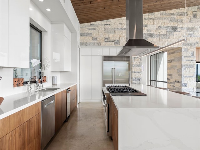 kitchen featuring high quality appliances, extractor fan, finished concrete flooring, a sink, and modern cabinets