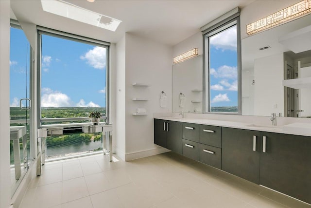 full bathroom featuring visible vents, baseboards, expansive windows, and plenty of natural light