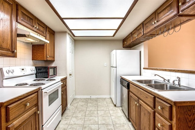 kitchen with white electric range oven, tasteful backsplash, a sink, under cabinet range hood, and dishwasher