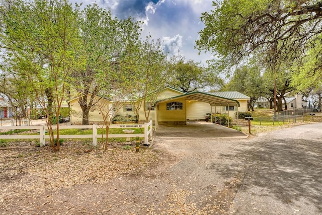 1833 Highland Dr, Marble Falls, TX 78654 - view of front facade featuring a carport, driveway, and fence