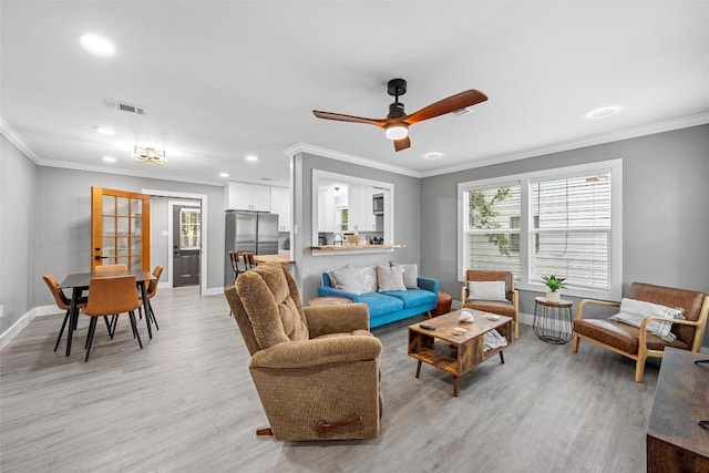 living area featuring recessed lighting, light wood-style floors, baseboards, visible vents, and a ceiling fan