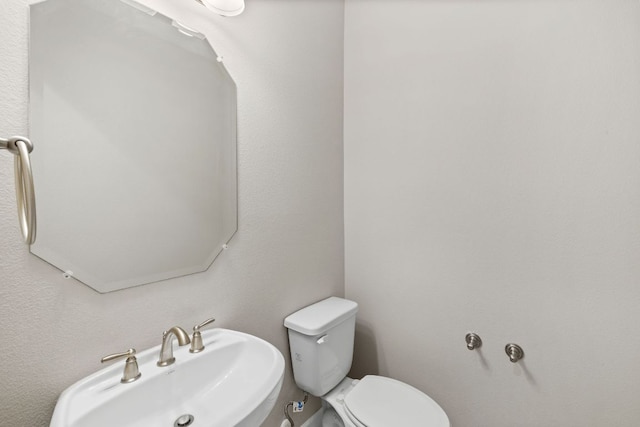 829 Expedition Way, Round Rock, TX 78665 - bathroom featuring a sink and toilet