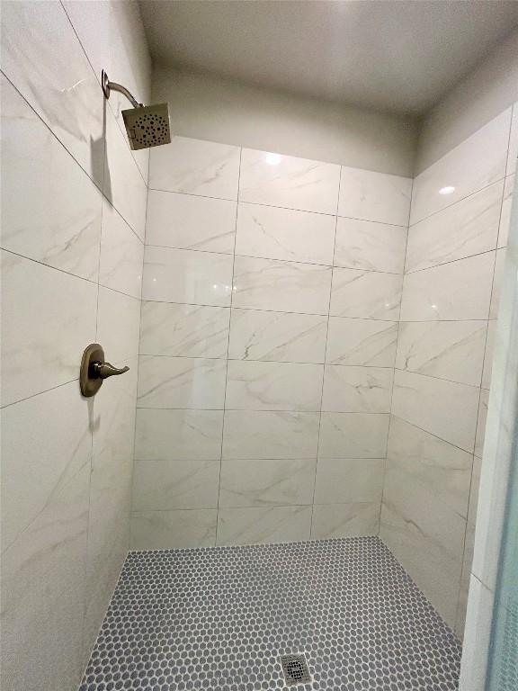 128 Heleakala Dr, Bastrop, TX 78602 - full bath featuring a tile shower