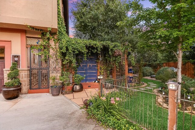 611 N Cuernavaca Dr Unit 301, Austin, TX 78733 - entrance to property with stucco siding