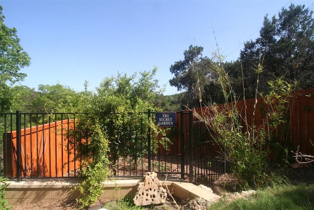 611 N Cuernavaca Dr Unit 301, Austin, TX 78733 - view of gate