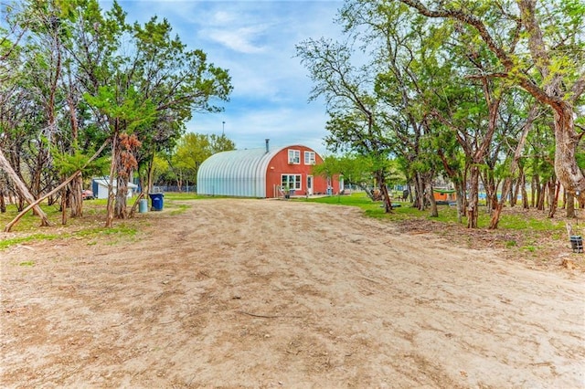 view of yard featuring an outbuilding