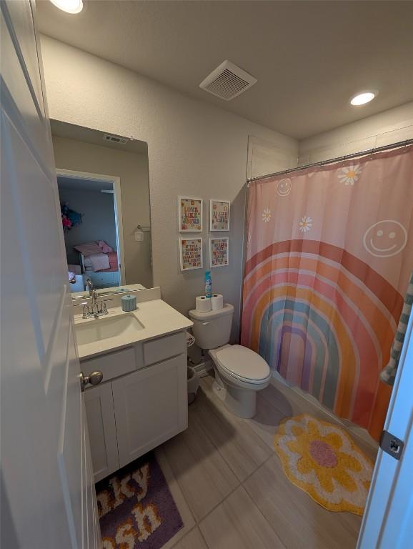 full bathroom featuring toilet, visible vents, vanity, and recessed lighting