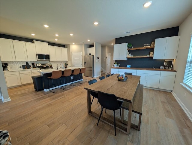 dining area featuring visible vents, recessed lighting, baseboards, and light wood-style floors