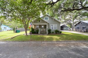 128 E Cedar St, La Grange, TX 78945 - view of front facade with a front yard