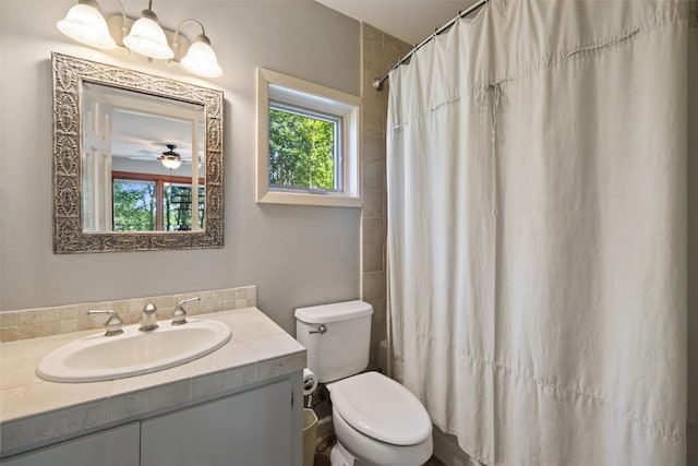 full bath with toilet, curtained shower, and vanity