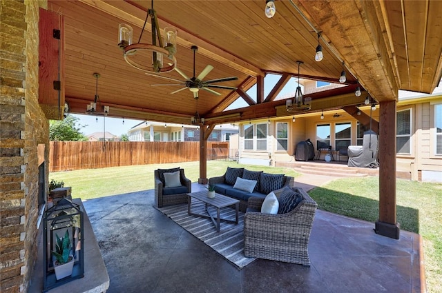 view of patio featuring an outdoor hangout area, a ceiling fan, and a fenced backyard