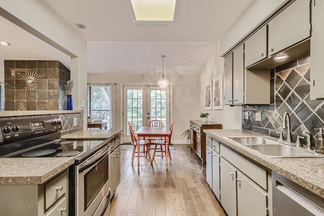 5107 Leralynn St Unit 304, Austin, TX 78751 - kitchen with stainless steel appliances, a sink, light wood finished floors, tasteful backsplash, and recessed lighting