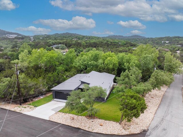 birds eye view of property featuring a forest view