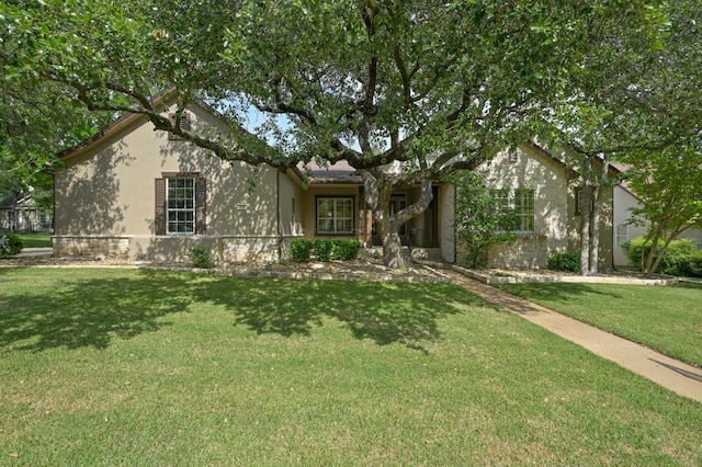 single story home with a front lawn