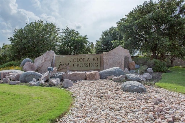 community / neighborhood sign featuring a yard
