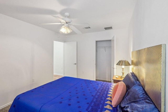 bedroom with visible vents, a ceiling fan, and a closet