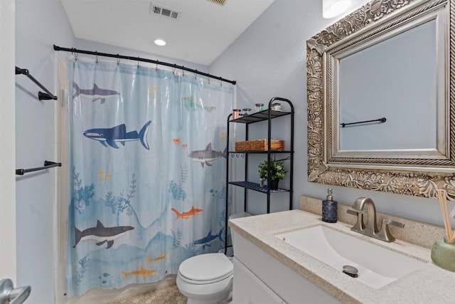 full bath featuring vanity, a shower with shower curtain, toilet, and visible vents