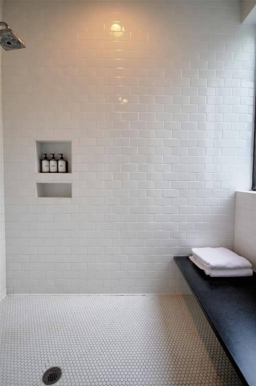 bathroom featuring tiled shower