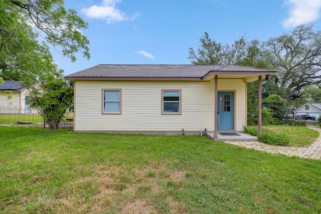 view of front of house with fence and a front yard