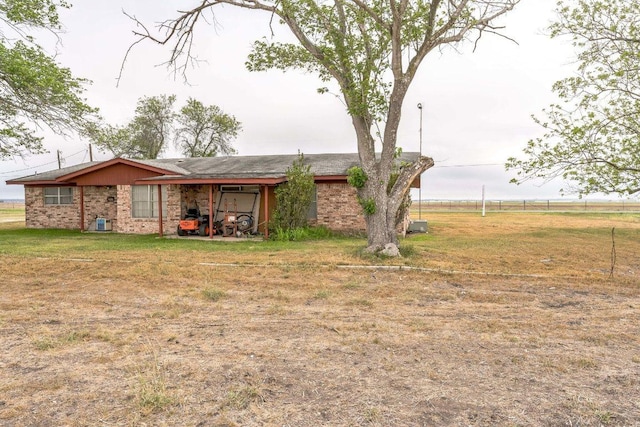 view of front of house featuring a front lawn and brick siding