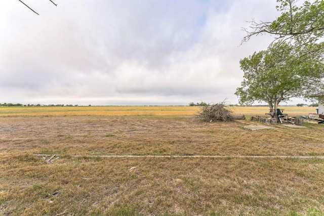 view of yard featuring a rural view
