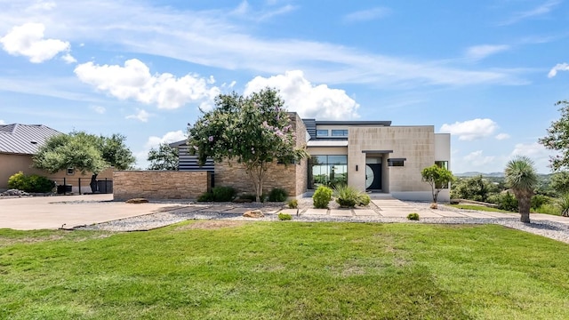 view of front of home featuring fence and a front lawn