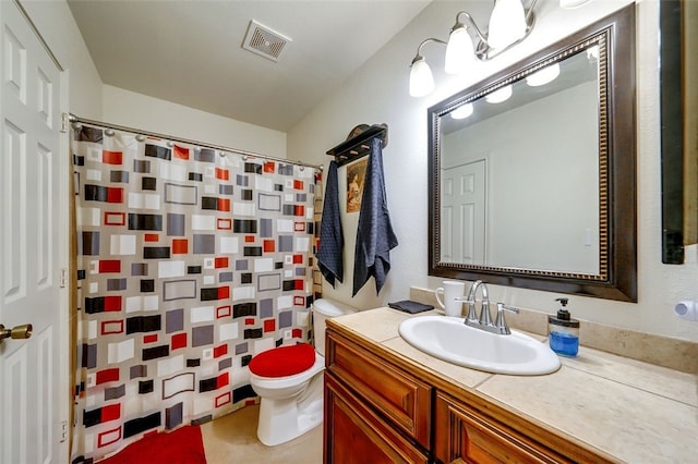 full bathroom with vanity, toilet, curtained shower, and visible vents
