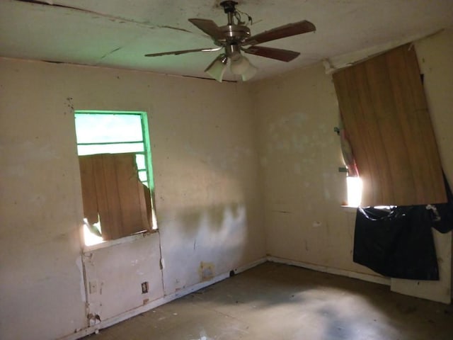 empty room featuring a healthy amount of sunlight and a ceiling fan