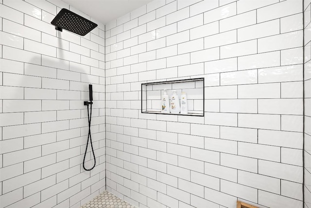 bathroom featuring a tile shower