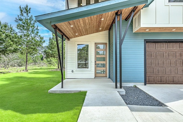 141 Awehi Ln, Bastrop, TX 78602 - entrance to property featuring a lawn and board and batten siding