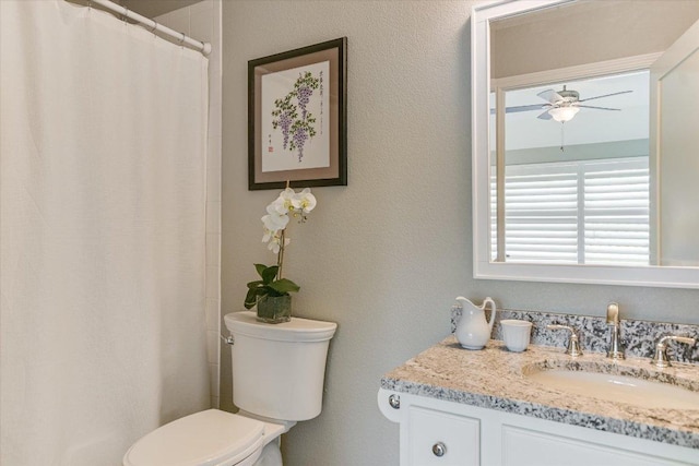 full bathroom with toilet, ceiling fan, curtained shower, and vanity