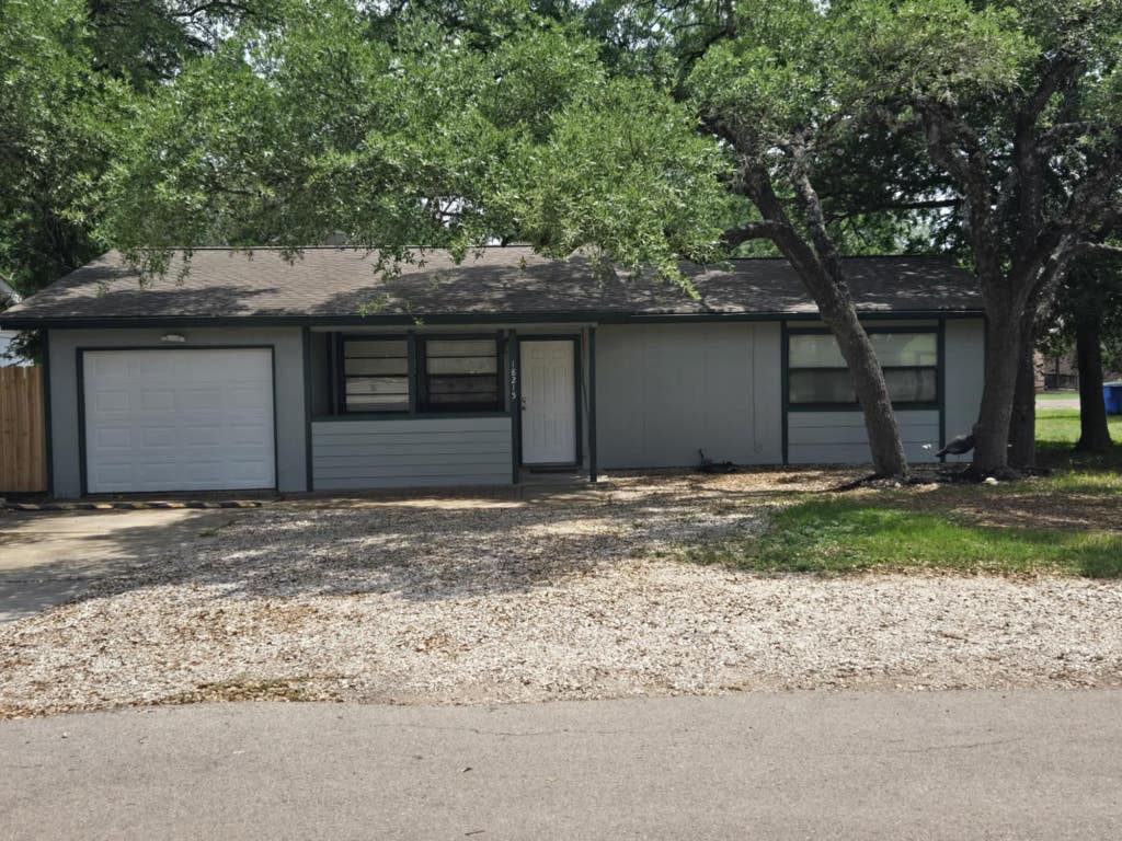 view of front of home featuring a garage and driveway