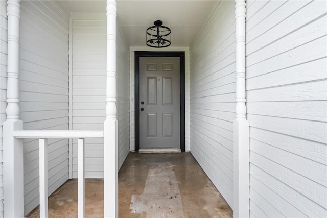 entrance to property featuring a porch