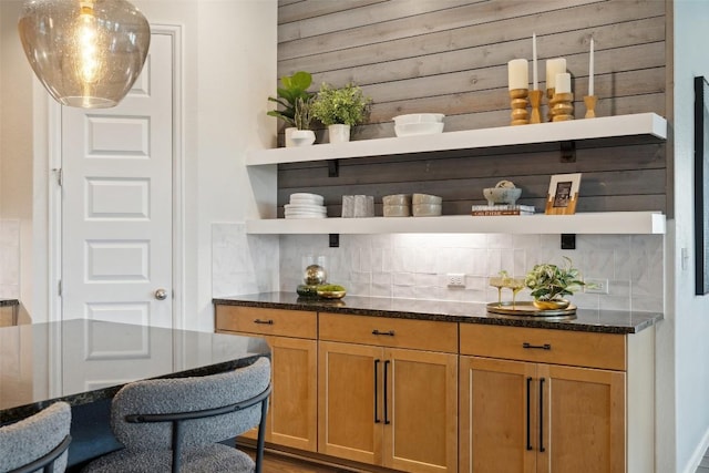 16720 Horondelle Dr, Austin, TX 78738 - bar with backsplash and wood walls