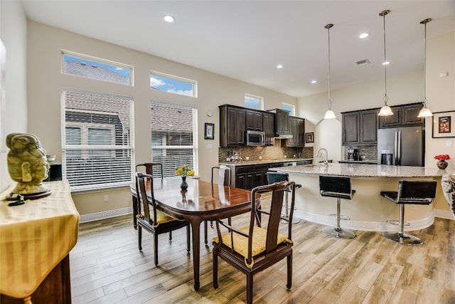 dining space featuring recessed lighting, baseboards, visible vents, and light wood-style flooring