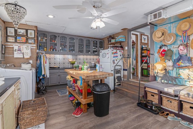 kitchen with gray cabinets, ceiling fan, dark wood-style flooring, visible vents, and washing machine and clothes dryer