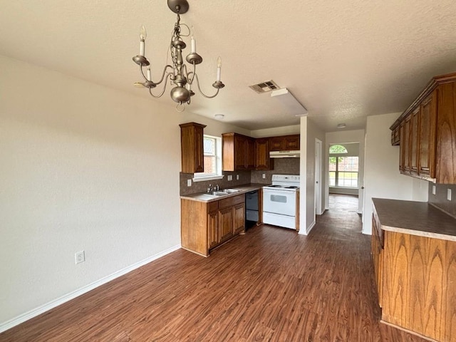 kitchen with an inviting chandelier, baseboards, dark wood-type flooring, under cabinet range hood, and white electric range