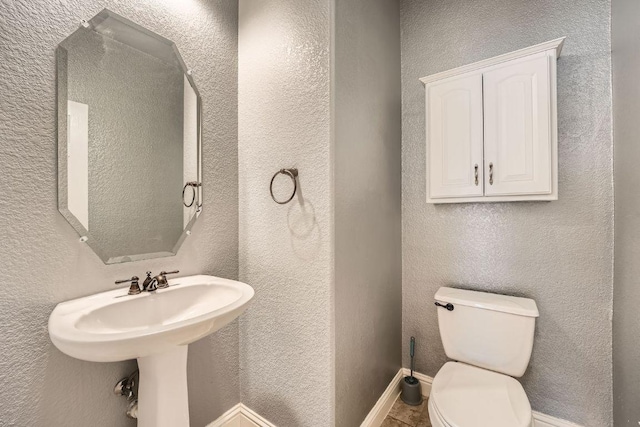 404 Scarlet Maple Dr, Cedar Park, TX 78613 - half bathroom with toilet, baseboards, a textured wall, and a sink