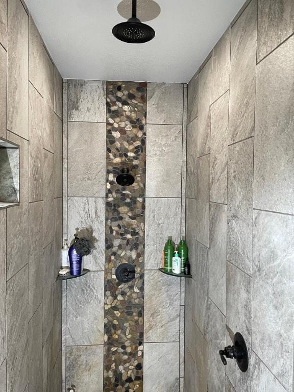 1066 Vista Dr, Salado, TX 76571 - bathroom with tiled shower